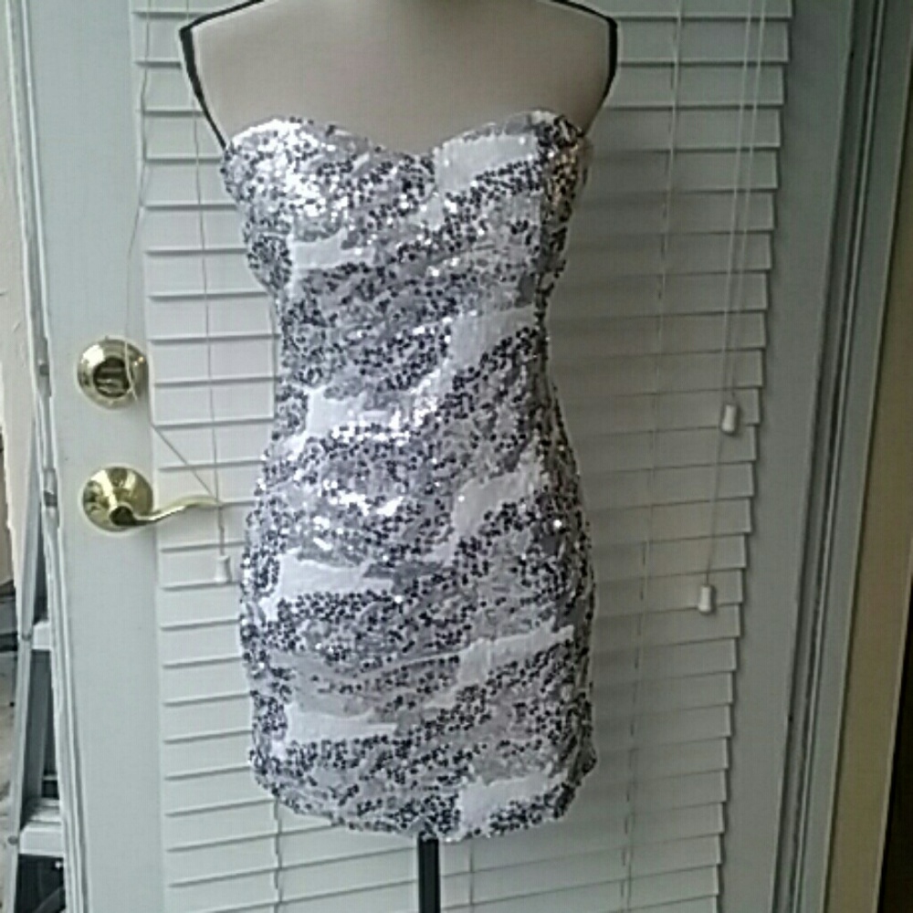 Trixxi Silver and White Sequin /Bodycon strapless Dress / Size 3/5 Jrs -